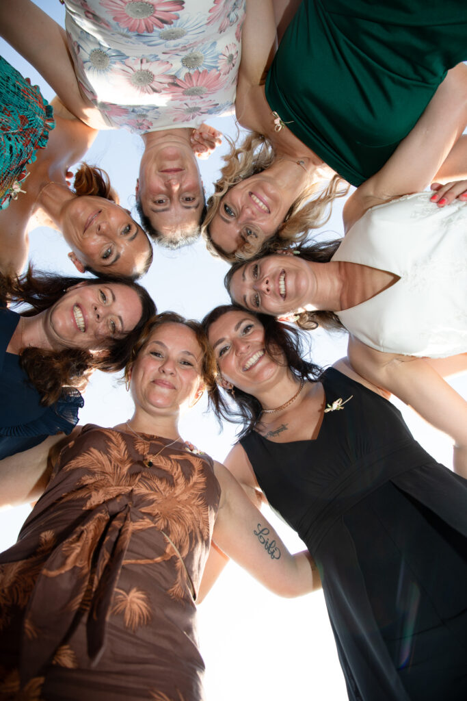 Photo originale des demoiselles d'honneur en cercle au-dessus de l'objectif, mariage Bordeaux.