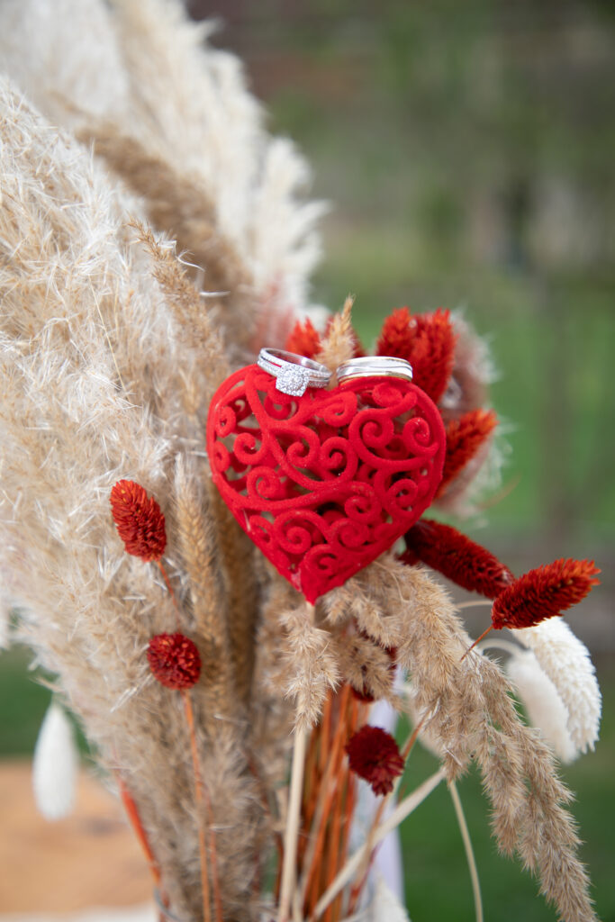 Couple de mariés posant dans le parc verdoyant d'un château près de Bordeaux.