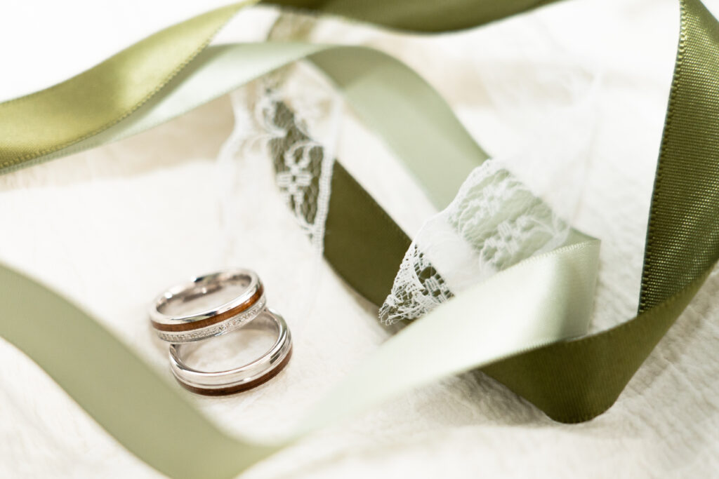 Alliances de mariage avec ruban vert et dentelle blanche, photographe mariage Bassin d'Arcachon.