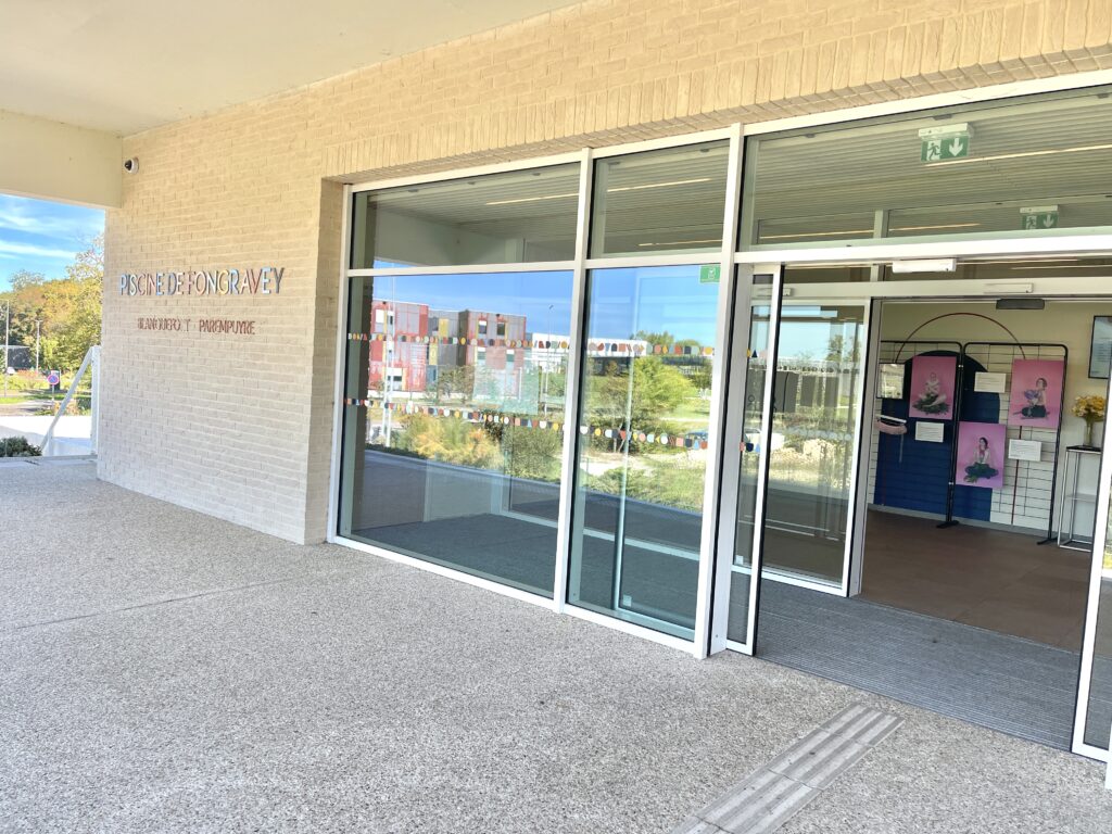 Installation de l'Exposition photo cancer du sein Bordeaux à la piscine municipale
