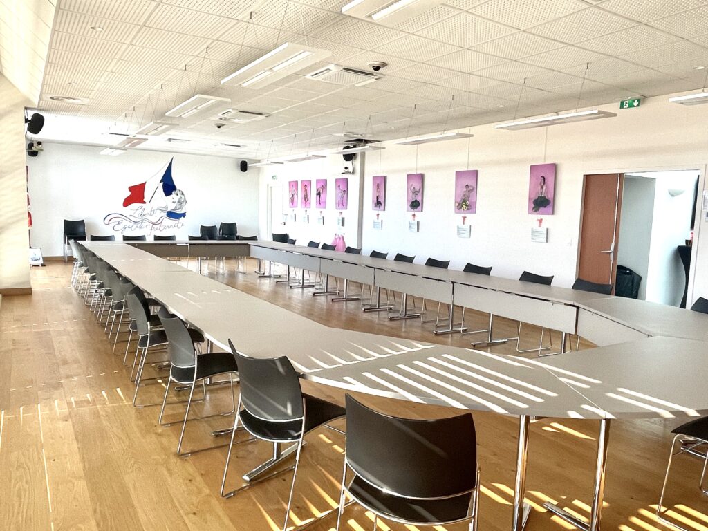 Installation de l'Exposition photo cancer du sein Bordeaux dans la Salle du conseil de Lacanau ville