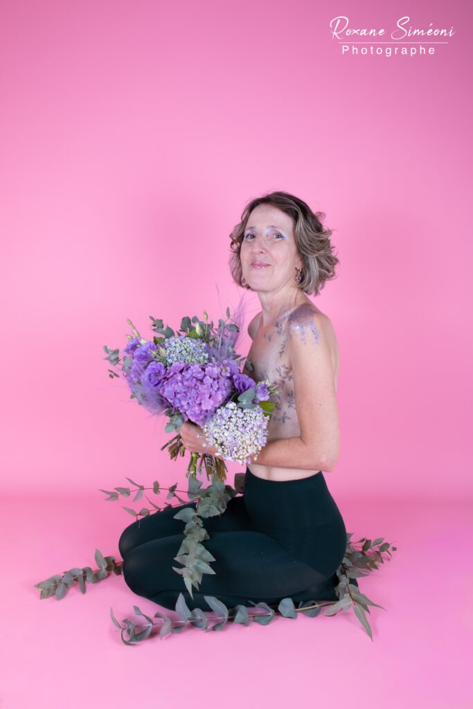 Photographie de Sophie, modèle pour l'Exposition photo cancer du sein Bordeaux, mettant en avant la féminité retrouvée.