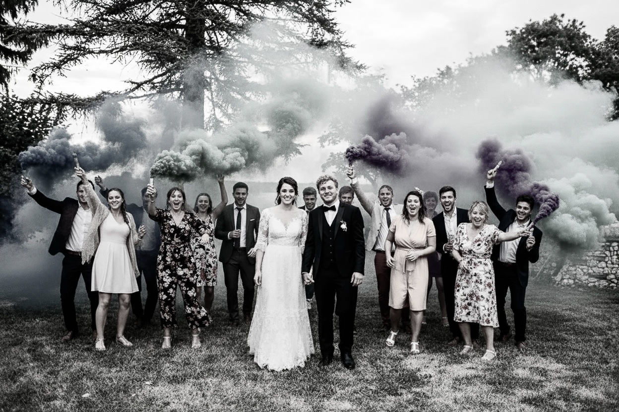 Sortie de cérémonie de mariage sous les confettis, photo en noir et blanc.