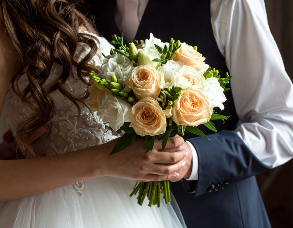 mariage couple bouquet de fleurs 558108 2048x1593 1