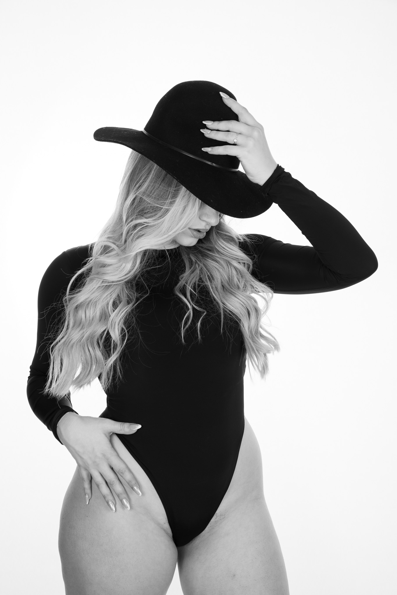 Portrait artistique d'une femme en lingerie noire, mise en valeur de la féminité et de la bienveillance.